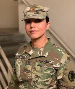 PHOTO Tulsi Gabbard Smiling In Full US Army Hat And Uniform