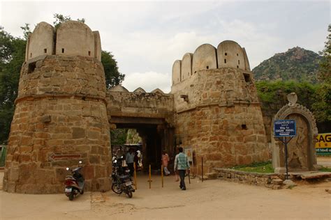 Journeys across Karnataka: Penukonda fort ruins