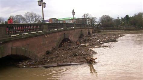 UK floods: Worcester 'holding its breath' - BBC News