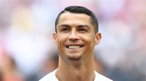 Ronaldo Beard / Cristiano Ronaldo Is Unrecognizable in a Beard, Fat ...