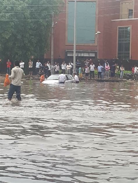 Gurgaon weather: Heavy rain lashes Gurugram, waterlogging leads to ...