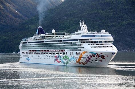 NCL Norwegian Cruise Line NORWEGIAN PEARL in Alaska