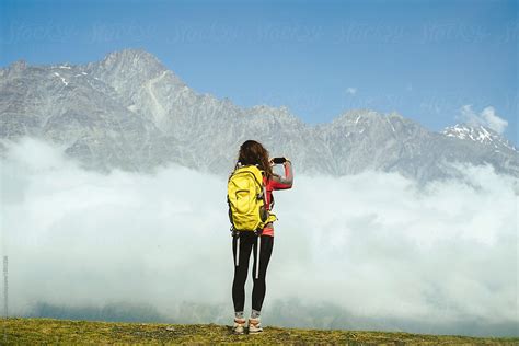 «Young Woman Hiking In The Mountains» del colaborador de Stocksy «EASY ...