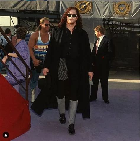 The Undertaker hanging out before Wrestlemania IX : r/SquaredCircle