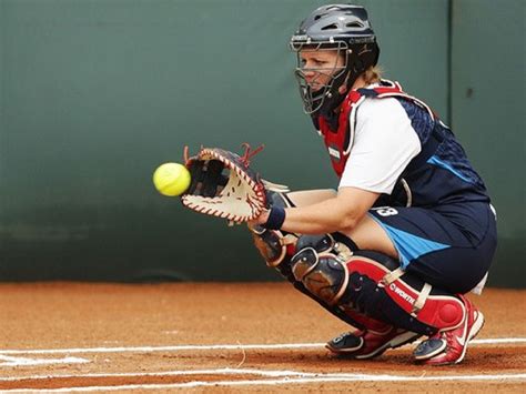 3 Cara Menangkap Bola dalam Permainan Softball : Okezone Sports