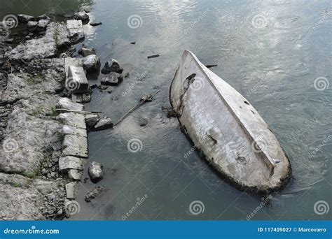 Wreck in Tiber river stock image. Image of italy, marine - 117409027