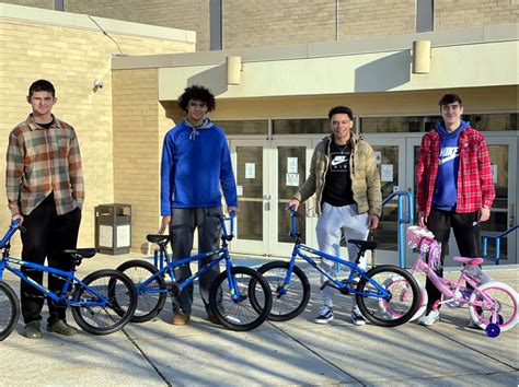 Downingtown basketball team brightens holidays of local families ...