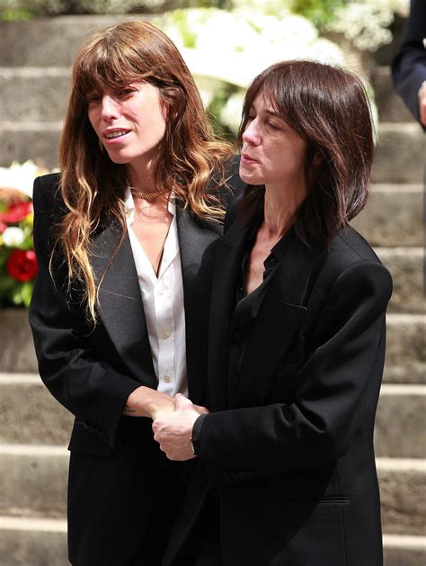 Filhas de Jane Birkin, Lou Doillon e Charlotte Gainsbourg se apoiam no ...