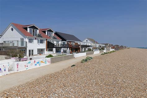 Hayling Island sea front © Alan Hunt :: Geograph Britain and Ireland