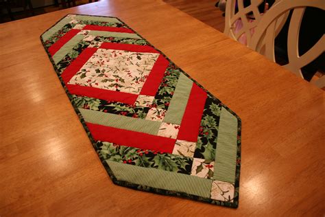 Quilted Christmas table runner | Christmas table runner, Christmas runner, Christmas quilts