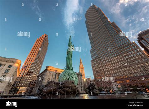 Downtown Cleveland skyline at sunset Stock Photo - Alamy