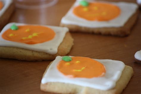 Decorating Halloween Cookies (flooding with royal icing) - Polish Housewife