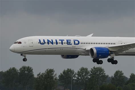 United Airlines announces biggest pilot job cut in its history