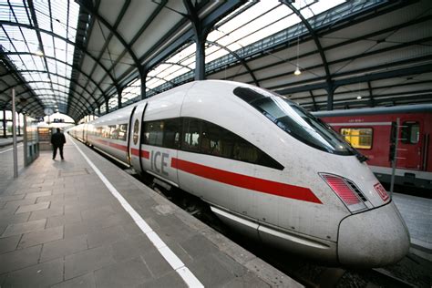 ICE Train in Wiesbaden Germany - Entouriste