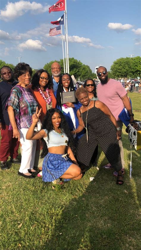 Sza & family at her Nieces graduation | Celebrities, R&b, Artist aesthetic