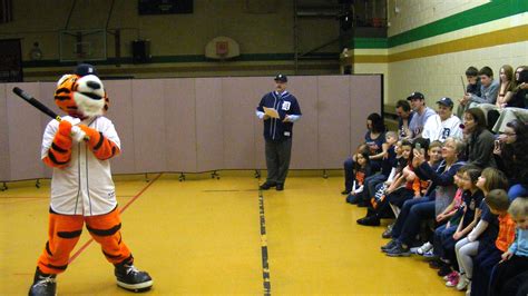 Detroit Tigers mascot brings reading to life at St. Paul