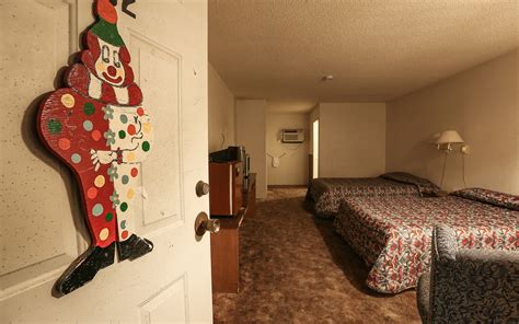 Would you stay at the creepy CLOWN motel filled with hundreds of wax ...