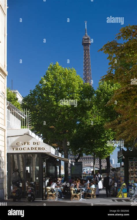 CAFE DU TROCADERO OUTDOOR SIDEWALK CAFE EIFFEL TOWER PARIS FRANCE Stock ...