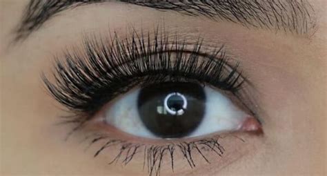 How to trim false eyelashes in the best way?