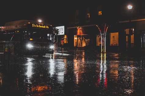 A city street at night in the rain photo – Free Canada Image on Unsplash