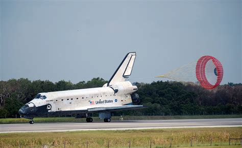 File:Space Shuttle Discovery Landing after STS-124.jpg - Wikimedia Commons