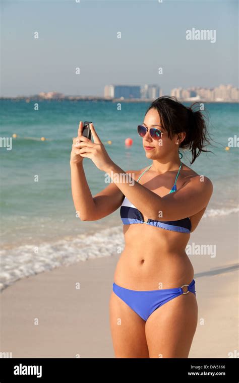 Dubai Beach Woman Stock Photos & Dubai Beach Woman Stock Images - Alamy