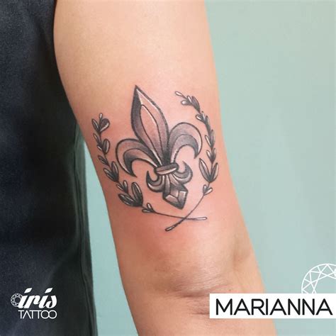 Flor de Liz #lizflowertattoo #lizflower #flordeliz #armtattoo #tatuaje ...