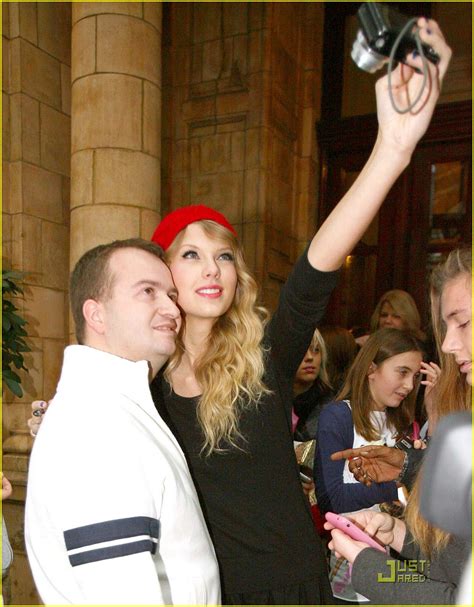 Taylor Swift: Red Beanie Beauty | Photo 349551 - Photo Gallery | Just Jared Jr.