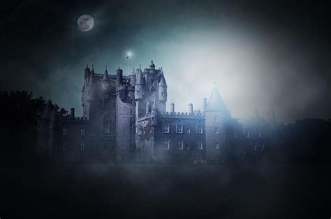 Glamis castle at night when ghosts arrive... | Fantômes