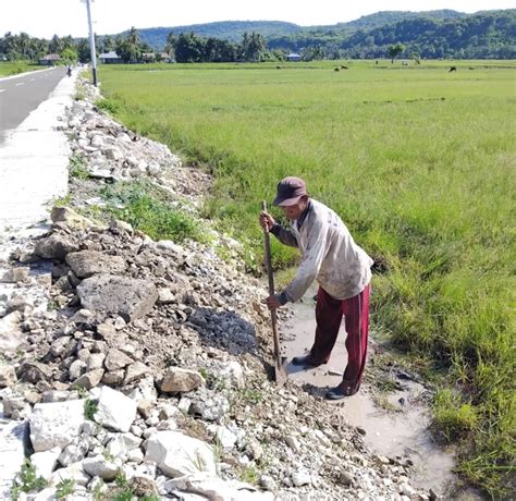 Saluran Irigasi Tertutup Material Proyek, Warga Dampek Protes - SorotNTT