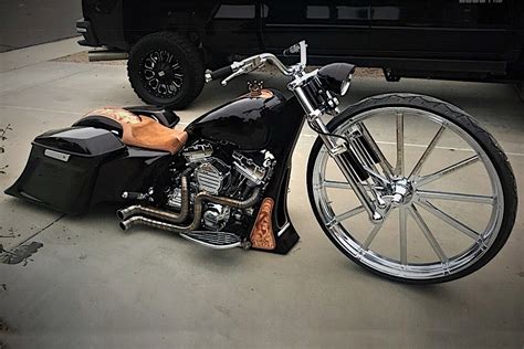 2015 Harley-Davidson Road King Turns Hardcore Bagger, Gets 32-Inch Front Wheel - autoevolution