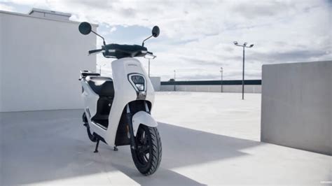 New Honda EM1 Electric Scooter Debuts - Swappable Battery Tech