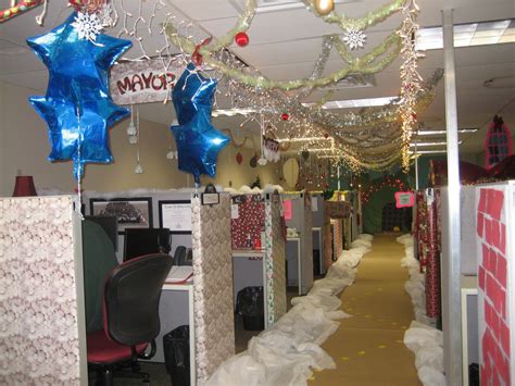 25 Stunning Office Christmas Decorations Ideas - Decoration Love