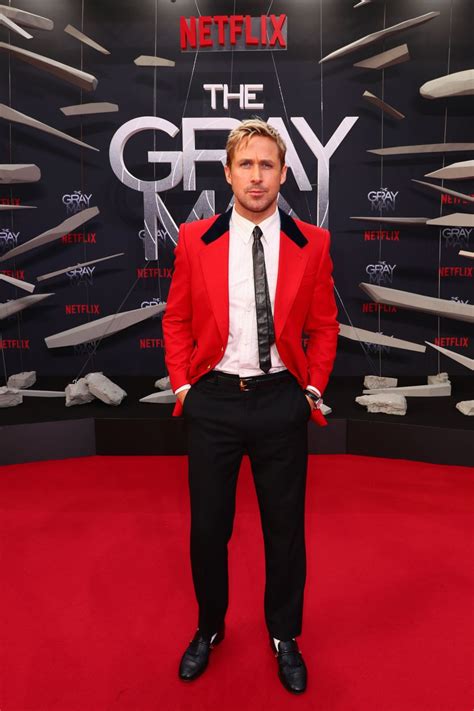 不要再黑白配了！Ryan Gosling的6個西裝技巧：搭毛衣成英倫紳士、不同顏色上下身怎麼配？ | Tatler Asia