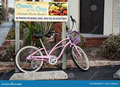 Pink Beach Cruiser Bike in Carlsbad Editorial Photo - Image of cabled ...