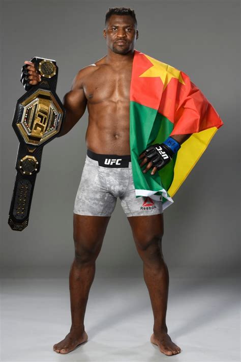 Francis Ngannou est le frappeur le plus dur du monde qui a dormi dur, a ...