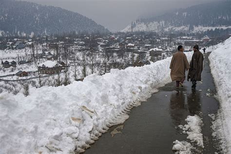 हिमाचल: पहाड़ों ने ओढ़ी बर्फ की सफेद चादर, मनाली में उमड़े सैलानी, 100 ...