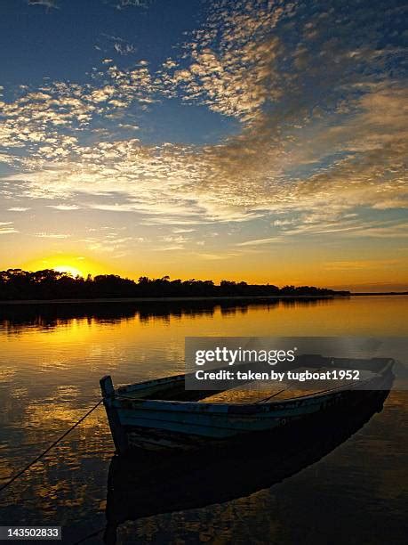 Sinking Boat Silhouette Photos and Premium High Res Pictures - Getty Images