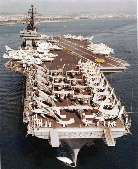 USS 'Kitty Hawk' (CVA 63) e seu grupo aéreo no início dos anos 1970 - Poder Naval