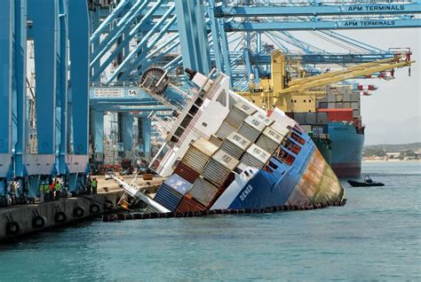 Felixstowe Dockers: Compilation of accidents with boats on lifts and ...