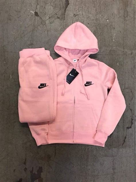 Pepto Nike Tracksuit Lazy Outfits, Sporty Outfits, Nike Outfits, Swag ...