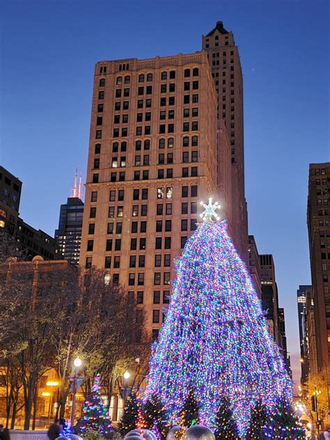 15+ Places for Christmas & Holiday Lights In & Around Chicago 2021