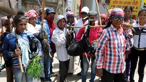 Clad in men’s dress, Jharkhand tribal women celebrate hunting festival ‘Jani Shikhar’ | ranchi ...