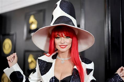 Shania Twain shakes up 2023 Grammys red carpet with polka dot suit, large matching hat - Yahoo ...