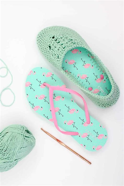 Crochet Slippers with Flip Flop Soles -- Free Pattern + Video Tutorial!