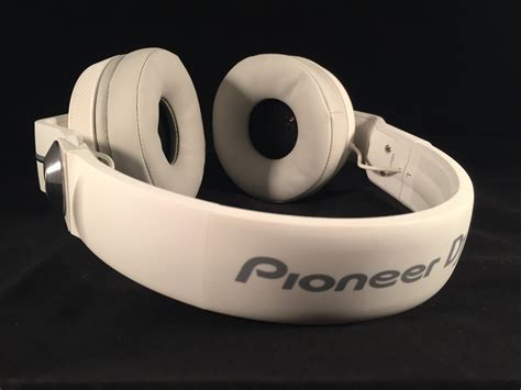 Pioneer HDJ-700 Headphones Review // TechNuovo.com