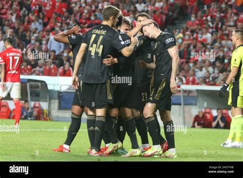 Robert lewandowski goal celebration hi-res stock photography and images ...