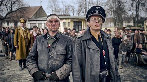 Kriegsfilm „Blood & Gold“ bei Netflix: Nazis jagen mit der Mistharke