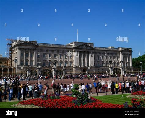 Buckingham palace garden flowers hi-res stock photography and images ...