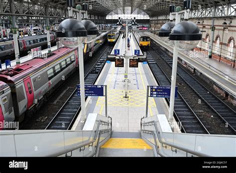 The station platforms inside Manchester Piccadilly station Stock Photo ...